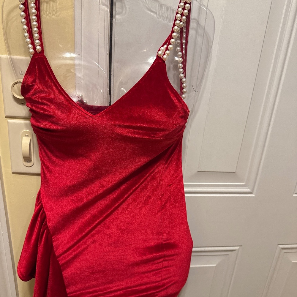Red velvet and pearl  short dress